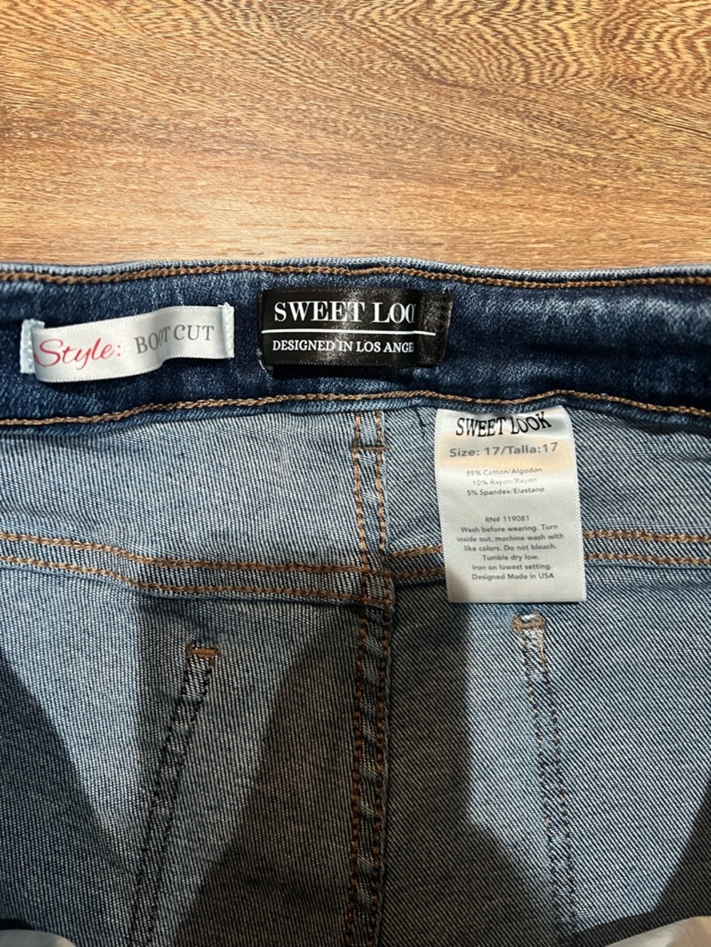 Flared High-Rise Women's Jeans in Dark Blue Wash Flare Size 17 Juniors EUC - Picture 2 of 3